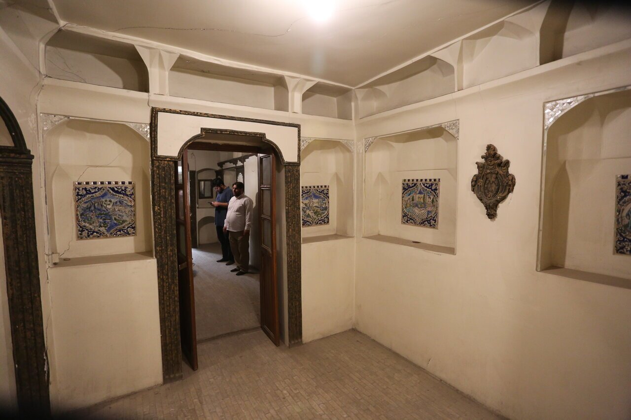 عمارت زیبای نسقچی قاجار کجاست؟ /عکس‌های زیر خاکی شاه قاجار روی دیوار