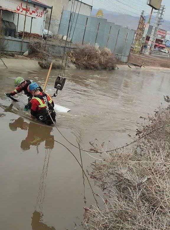 (تصاویر) سقوط خودرو در کانال آب در تهران