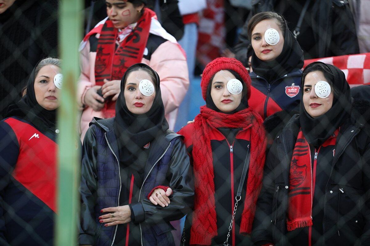 (عکس) پوشاندن یک چشم بانوان پرسپولیس برای هوادار مضروب
