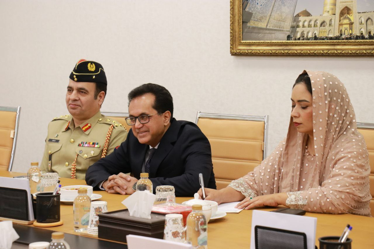 تاکید بر گسترش همکاری‌ها در دیدار سفیر پاکستان با ظریف