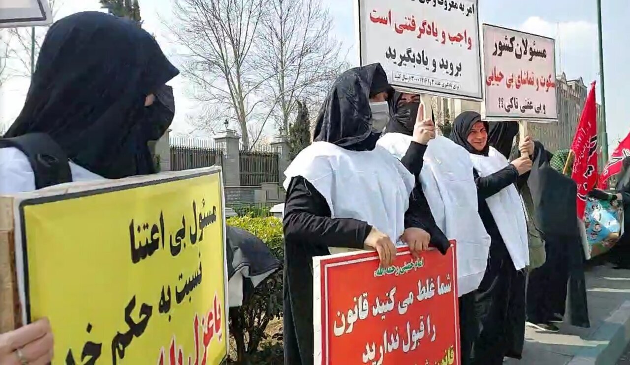 (تصاویر) تجمع کفنپوشان حامی قانون حجاب مقابل مجلس (تصاویر) تجمع کفنپوشان حامی قانون حجاب مقابل مجلس