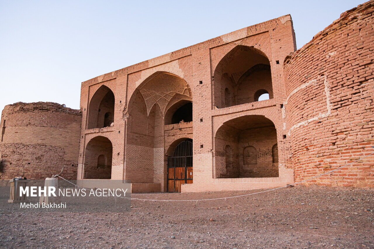 کاروانسرای دیرگچین قم؛ نگین بی‌همتای معماری ایران