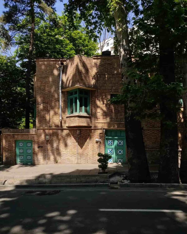 (تصاویر) قشنگ‌ترین پنجره‌های شهر در خیابان ولیعصر، حوالی محمودیه///