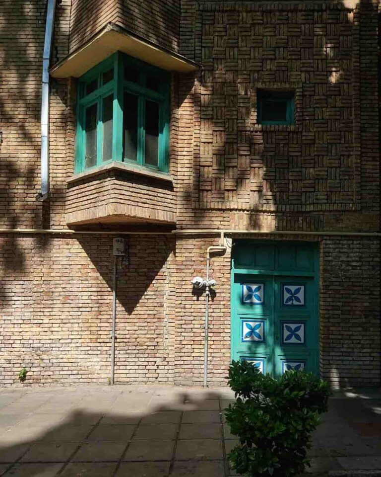 (تصاویر) قشنگ‌ترین پنجره‌های شهر در خیابان ولیعصر، حوالی محمودیه///