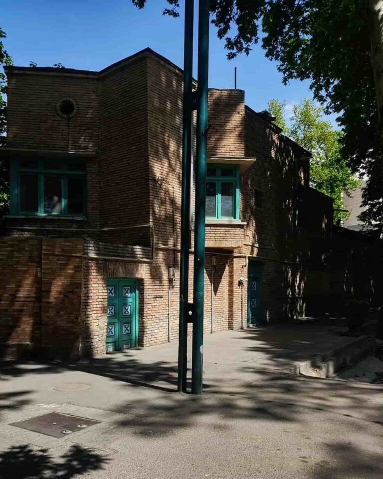 (تصاویر) قشنگ‌ترین پنجره‌های شهر در خیابان ولیعصر، حوالی محمودیه///