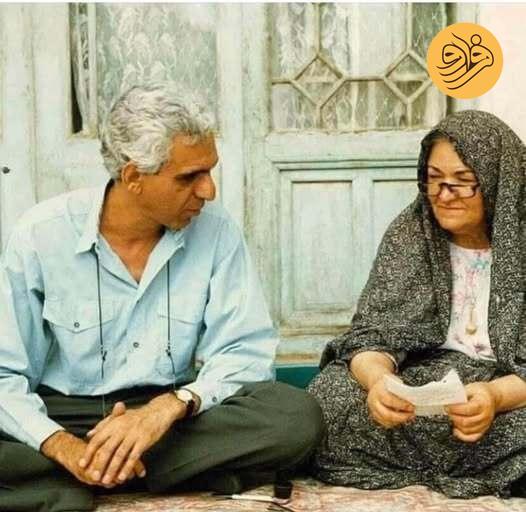 یک عکس یک روایت: کیومرث پوراحمد و مادرش پروین‌دخت یزدانیان (بی بی) سر تمرین قصه‌های مجید 