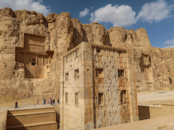 سفر به گورستان مرموز شاهان بزرگ هخامنشی در نقش رستم؛ چرا شاهان هخامنشی اینجا دفن شدند؟