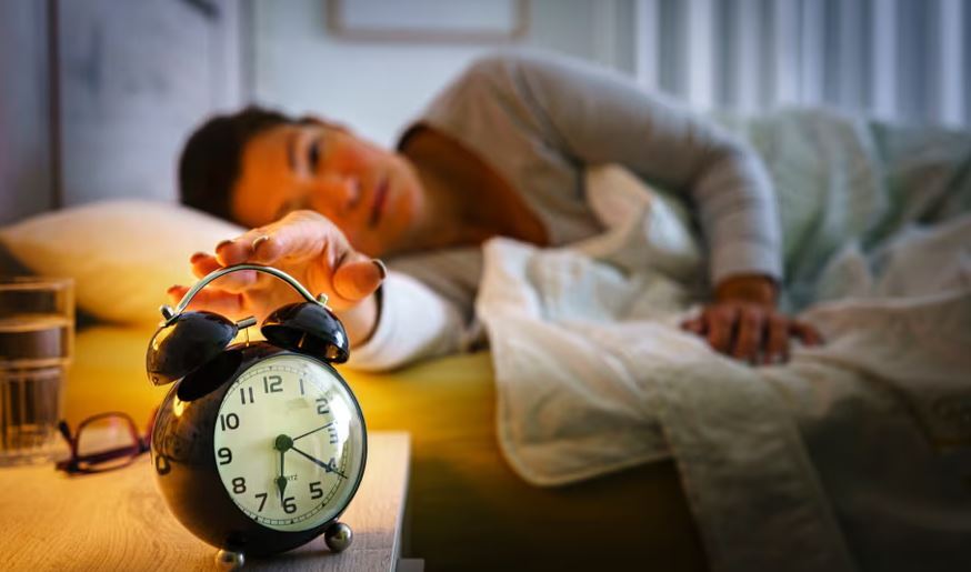 ساعت را چک نکن! ۱۴ راه برای این که وقتی ساعت ۳ صبح از خواب بیدار می‌شوید دوباره بخوابید
