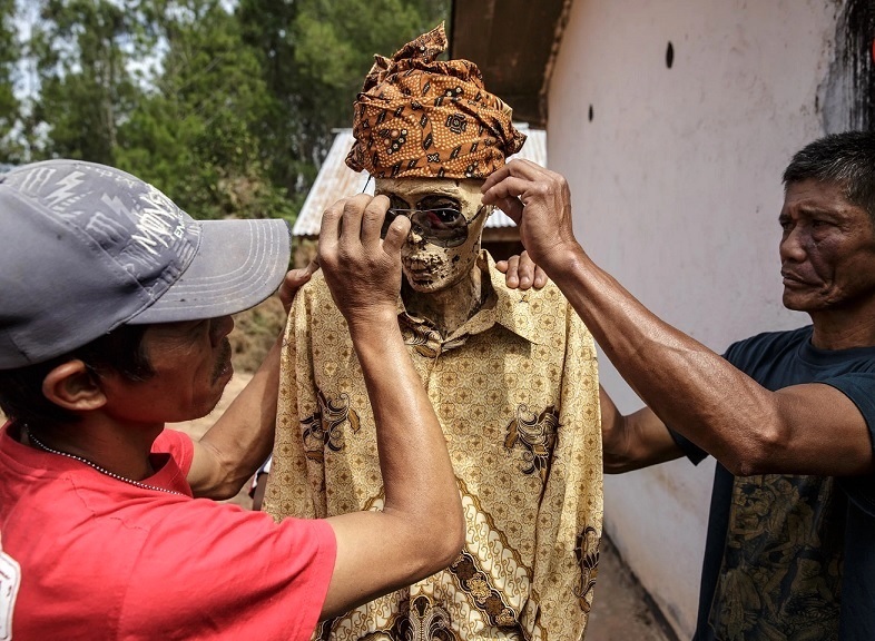 تصاویر باورنکردنی از مراسم عجیب زندگی با مُرده‌ها!