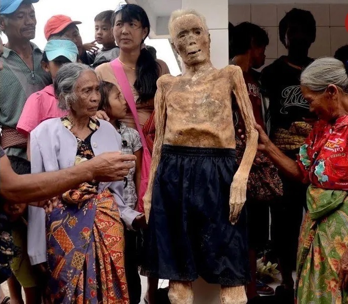 تصاویر باورنکردنی از مراسم عجیب زندگی با مُرده‌ها!