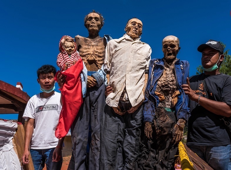 تصاویر باورنکردنی از مراسم عجیب زندگی با مُرده‌ها!