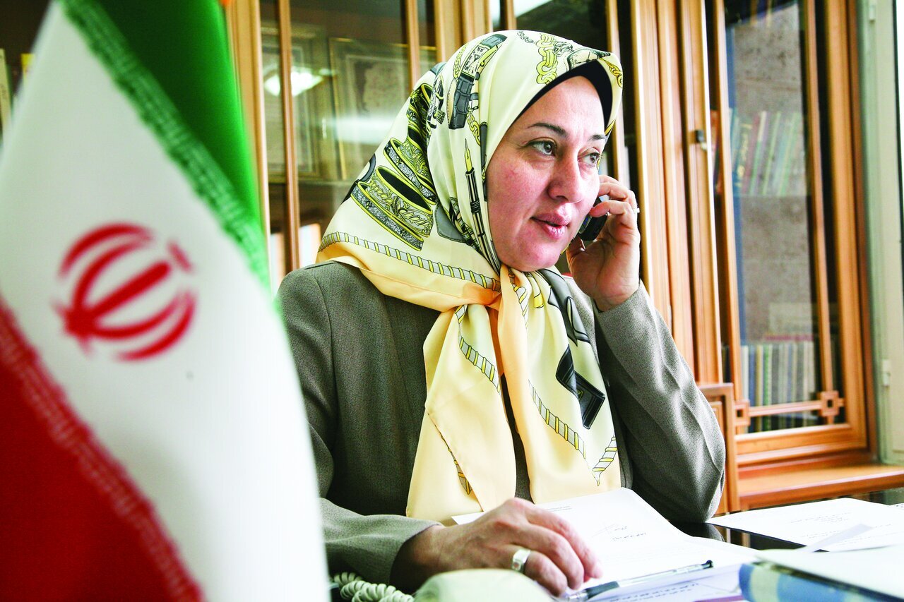 اولین بانوی راننده کامیون جاده‌های ایران