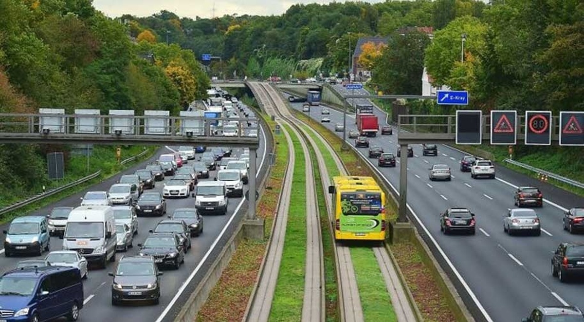 (تصویر) مسیر جالب اتوبوس وسط اتوبان شماره ۴۰ در اسن، آلمان