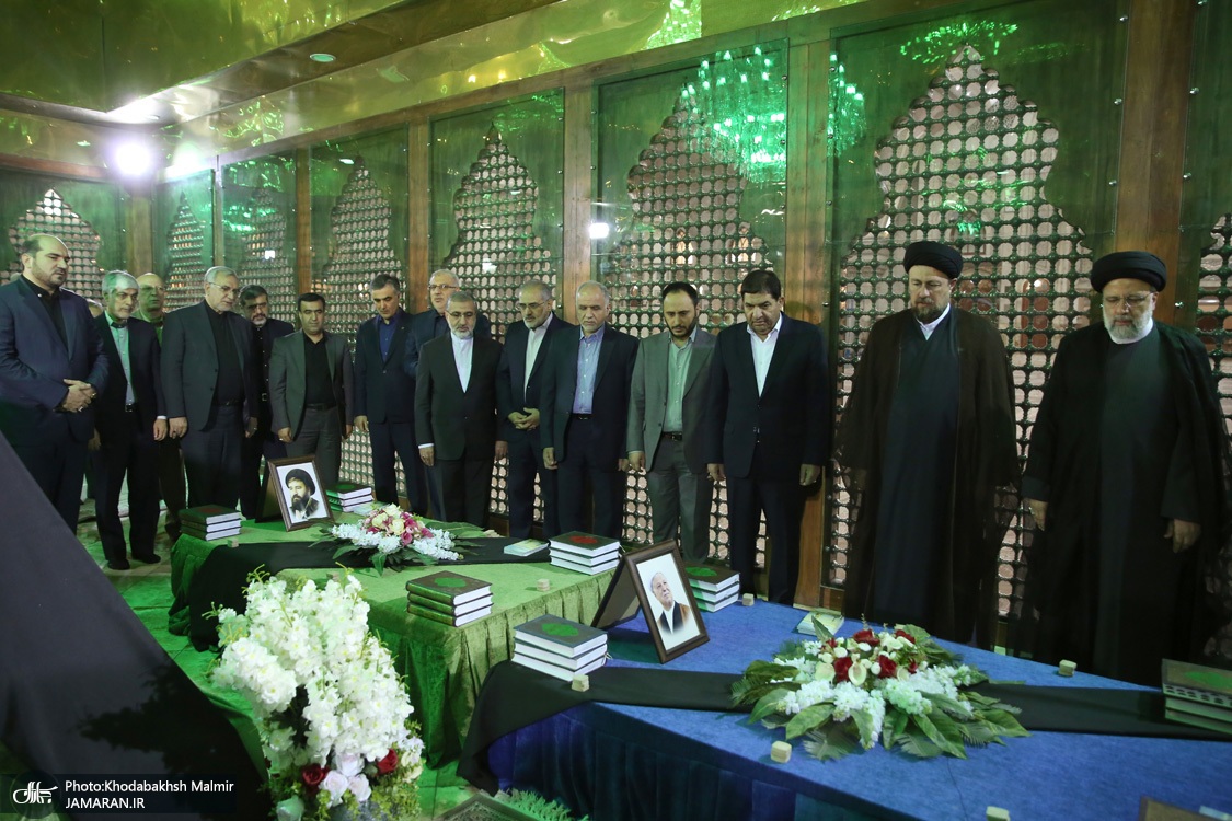 (عکس) فاتحه خوانی رئیسی بر مزار آیت الله هاشمی