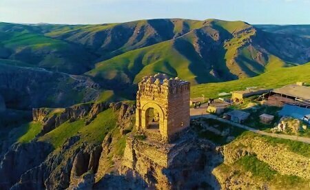 (تصویر) قلعه‌‌ای در ایران در محاصره مارها