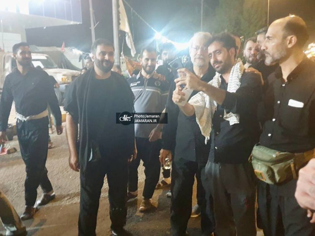 (عکس) علی لاریجانی در حال خدمات‌ رسانی به زائران اربعین