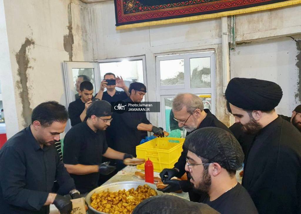 (عکس) علی لاریجانی در حال خدمات‌ رسانی به زائران اربعین