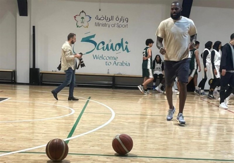 (عکس‌) پادشاه بسکتبال آمریکا در عربستان!