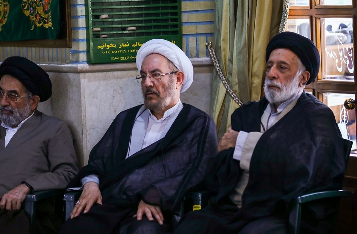 (عکس) برادر رهبر انقلاب پای سخنرانی این روحانی منتقد نشست