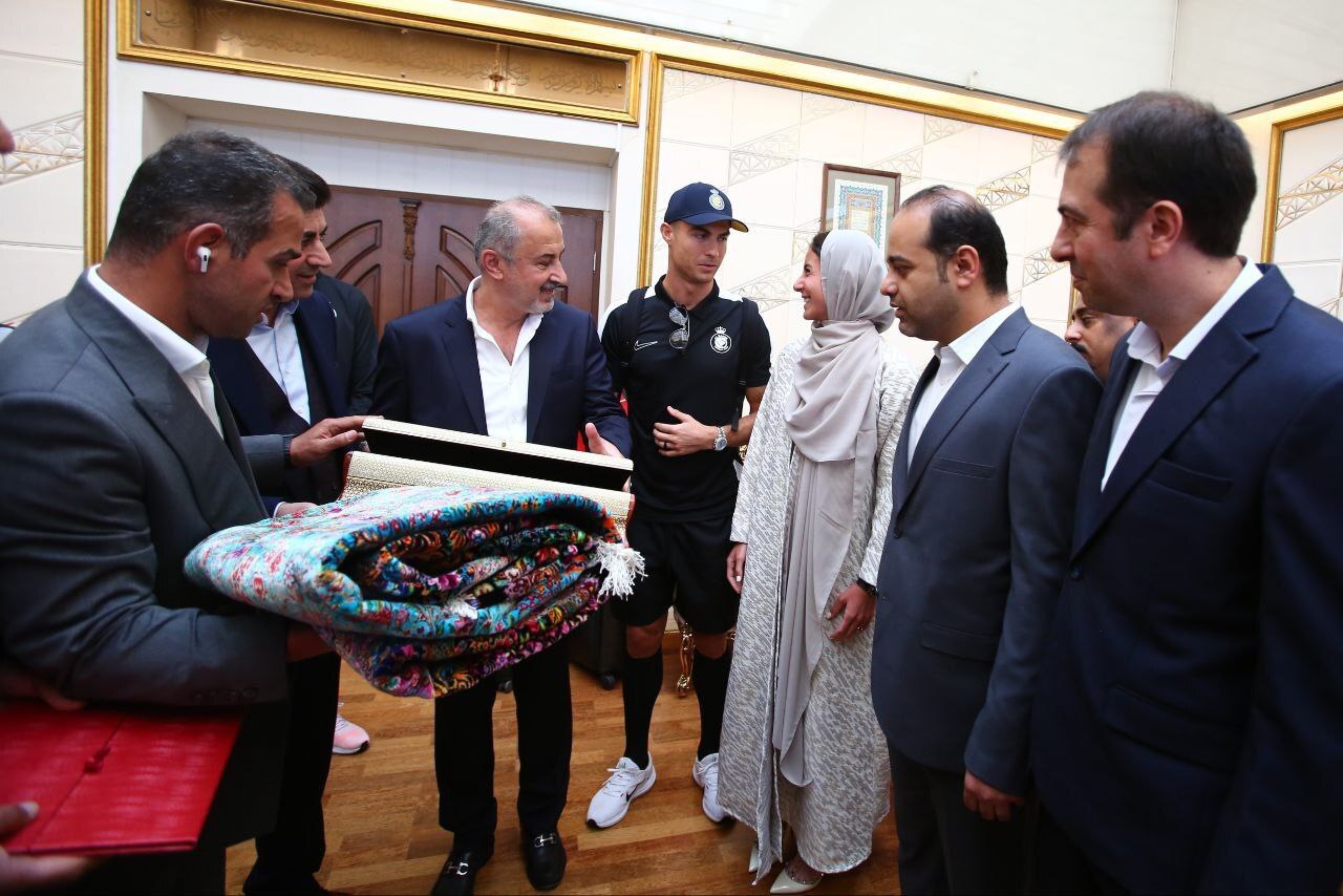 هویت دختر جنجالی استقبال از رونالدو مشخص شد!