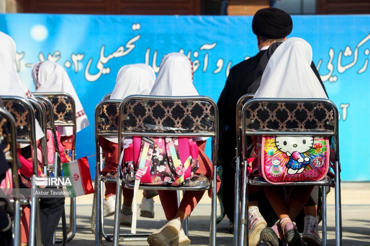 (تصاویر) چند تصویر متفاوت از رئیسی در یک مدرسه دخترانه