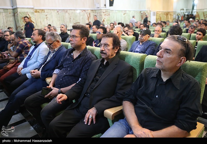 (عکس) جواد یساری در مراسم ترحیم بازیگر برنامه‌های طنز