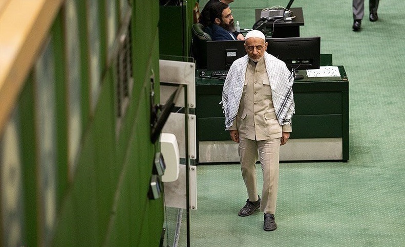 عکسی از تیپ متفاوت میرسلیم در صحن مجلس
