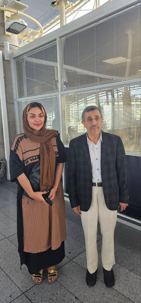 عکس یادگاری احمدی نژاد با چند زن پیش از سفر به گواتمالا