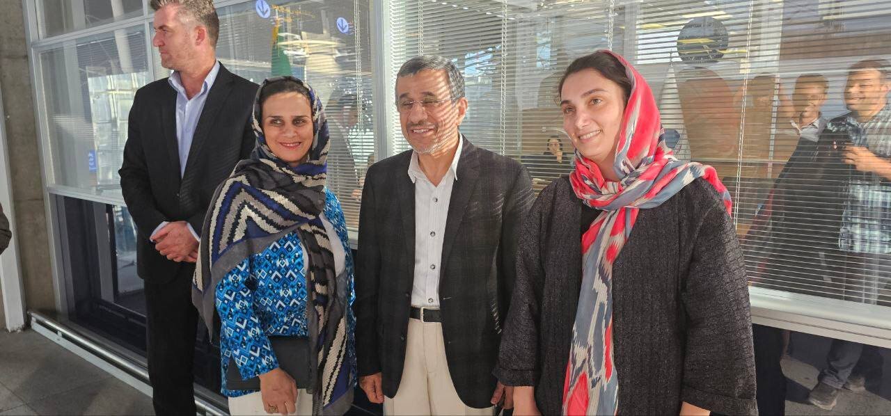 عکس یادگاری احمدی نژاد با چند زن پیش از سفر به گواتمالا