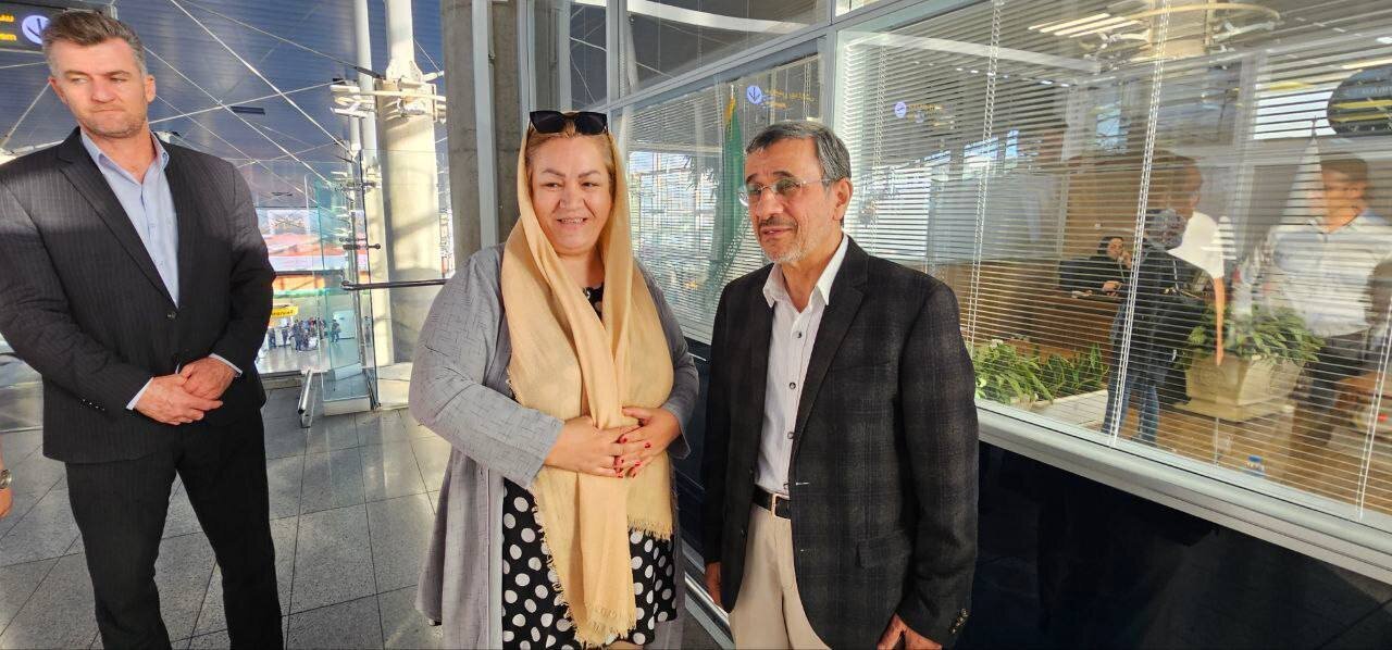 عکس یادگاری احمدی نژاد با چند زن پیش از سفر به گواتمالا
