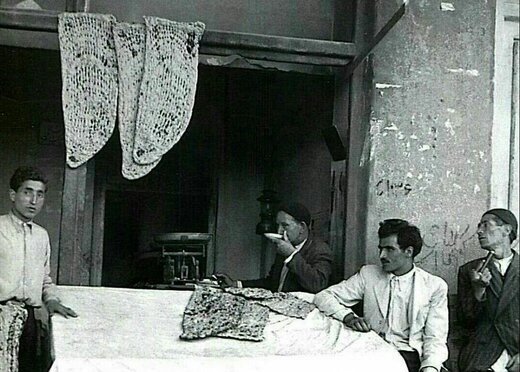 تصویر دیده نشده و جالب از یک نانوایی سنگکی در دوره قاجار