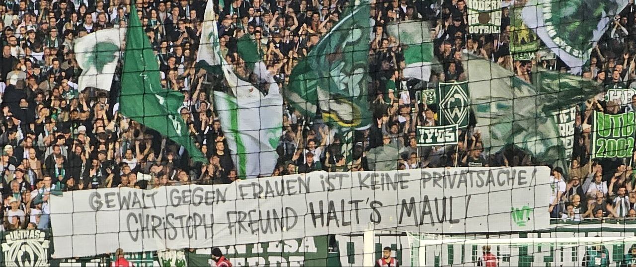 (عکس) بنر توهین آمیز هواداران خطاب به مدیر ورزشی این باشگاه!