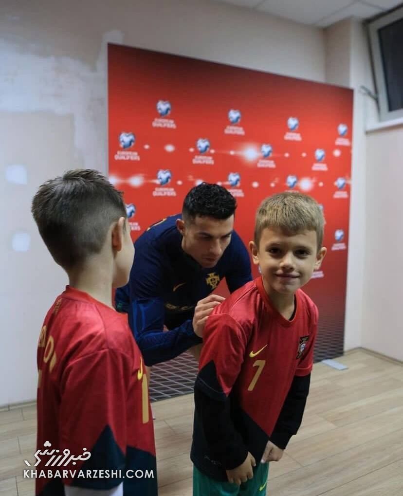 (عکس) ذوق‌زدگی پسر کاپیتان تیم رقیب از دیدن رونالدو