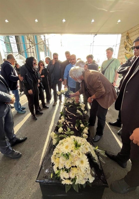 (عکس) استقبال هنرمندان از پیکر آتیلا پسیانی در فرودگاه / آقای بازیگر بعد از چند روز به ایران رسید