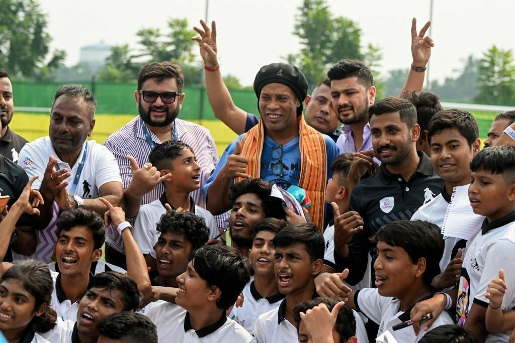 (عکس) استقبال گرم مردم هند از رونالدینیو