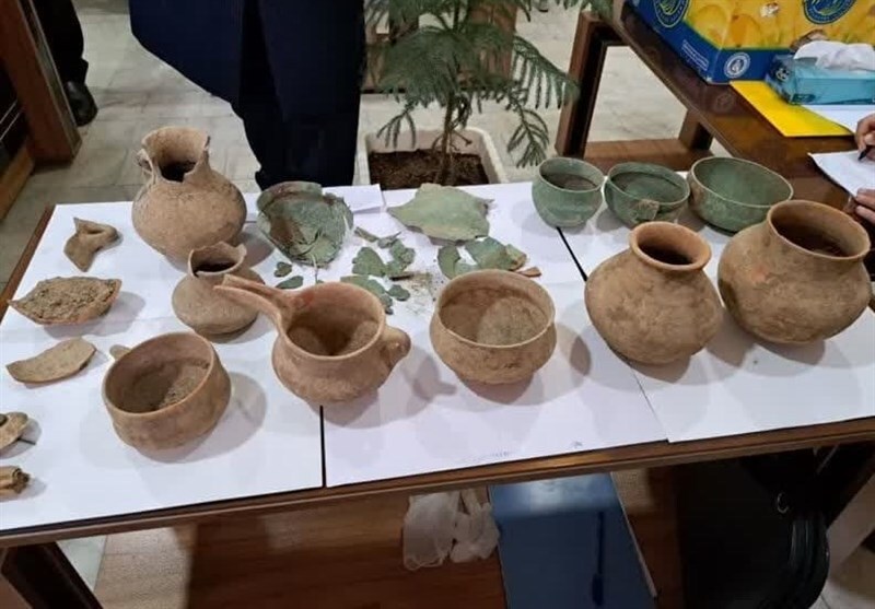 (عکس) کشف اشیای عتیقه ۳ هزار ساله در همدان