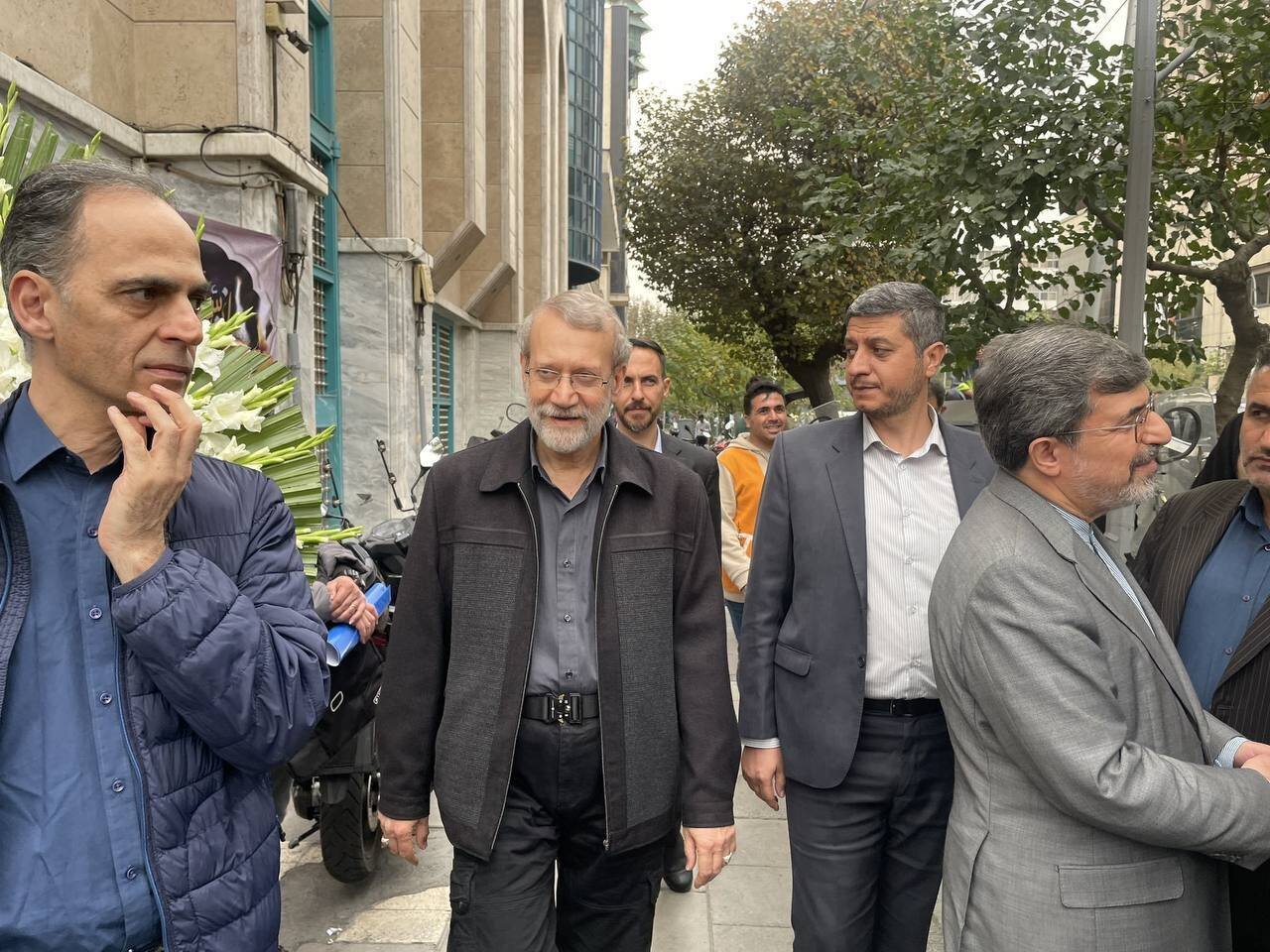 (تصویر) استایل جنگی علی لاریجانی در مراسم ختم؛ فانوسقه و شلوار شش‌جیب