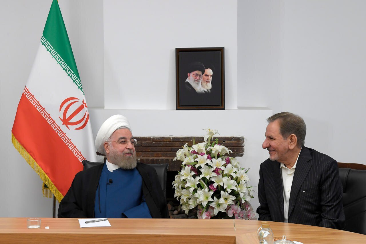 جدیدترین تصاویر از جلسه حسن روحانی و دولتمردانش/ از خنده‌های جهانگیری تا گعده‌های چند نفره