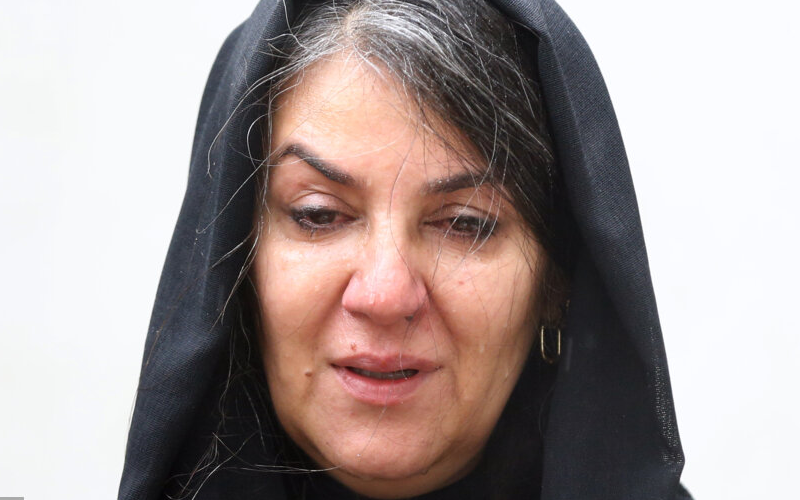 (عکس) گریه شدید لاله اسکندری در مراسم بیتا فرهی