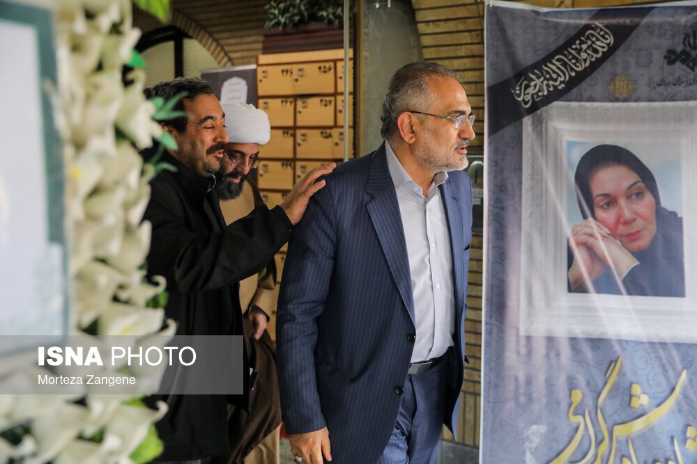 (تصویر) حضور معاون ابراهیم رئیسی در مراسم ختم بازیگر زن معروف
