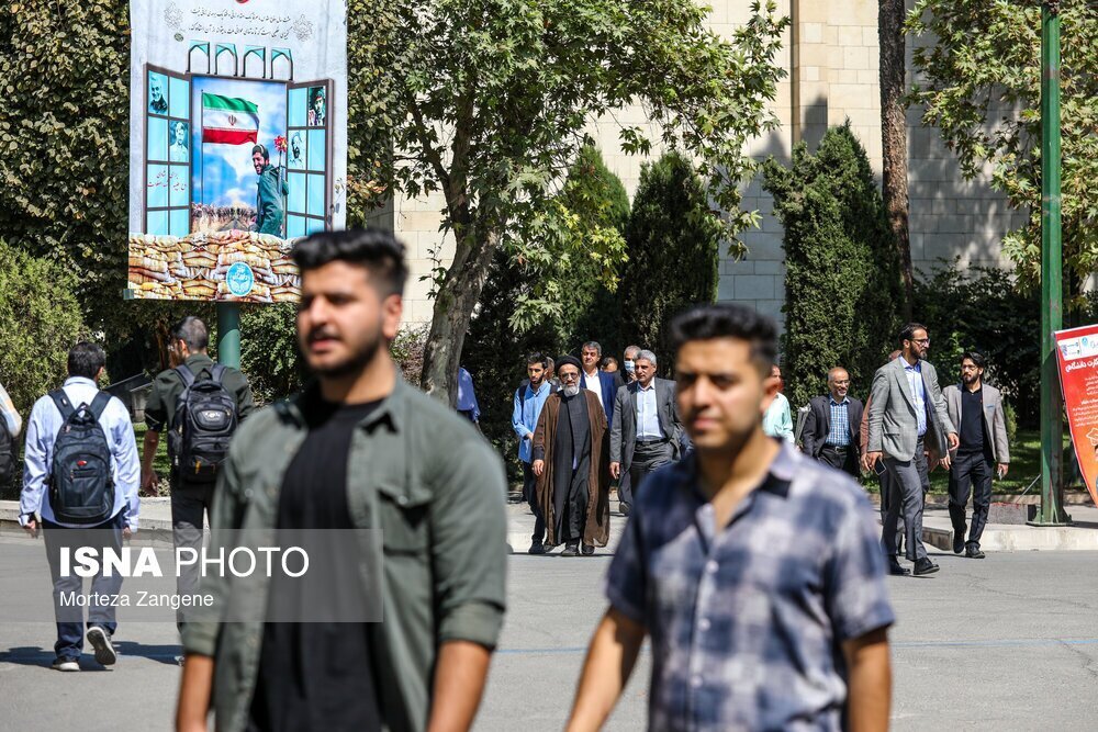 عکس یادگاری مداح معروف با دانشجویان دانشگاه تهران