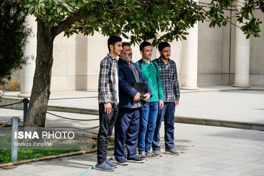 عکس یادگاری مداح معروف با دانشجویان دانشگاه تهران