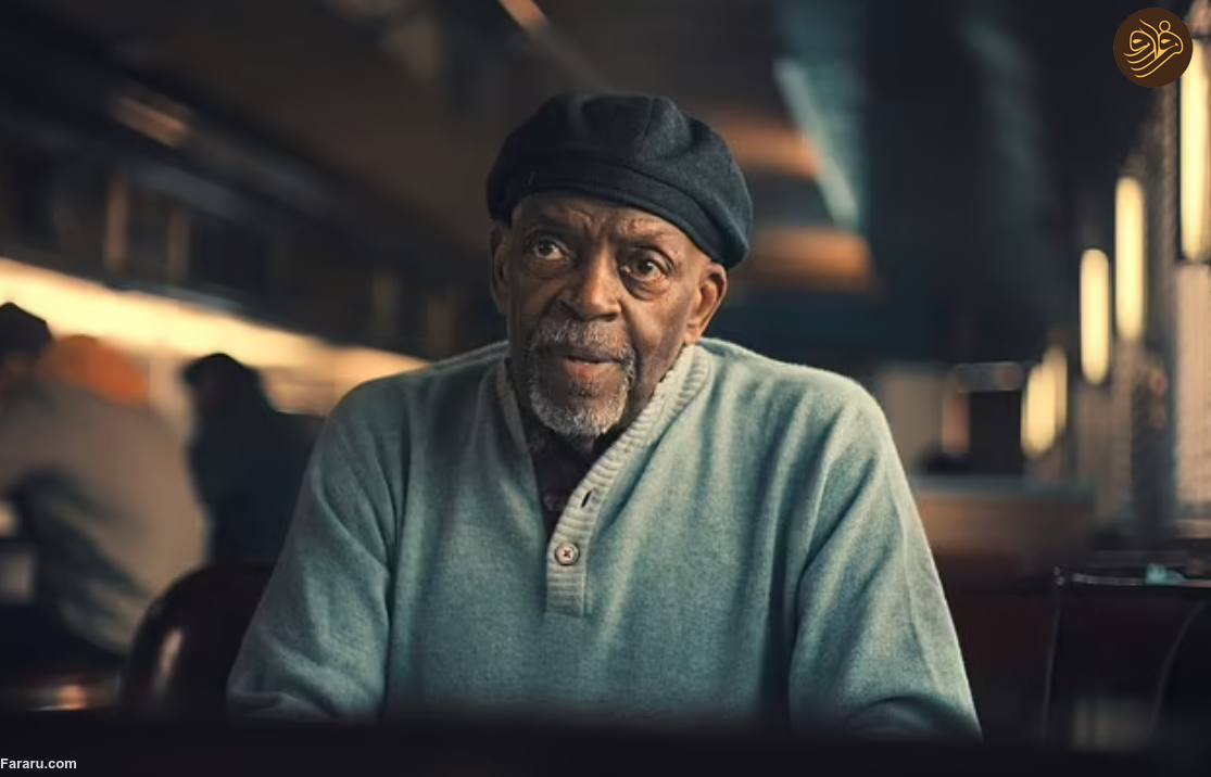 چه چیزی این مرد را به سوی قتل جان لنون سوق داد؟/ بررسی مجدد پرونده قتل جان لنون در یک مستند/ آیا قاتل جان لنون توسط اف بی آی شستشوی مغزی داده شده بود؟ چگونه ماموران پلیس در صحنه قتل فکر کردند قاتل جان لنون قتل را از پیش برنامه ریزی کرده بود/ افشای فایل صوتی قاتل جان لنون با وکلایش؛ او جان لنون را یک پولدار ریاکار می دانست که مردم را به ساده زیستی تشویق می کرد (از دو روز پیش مستند در حال پخشه)