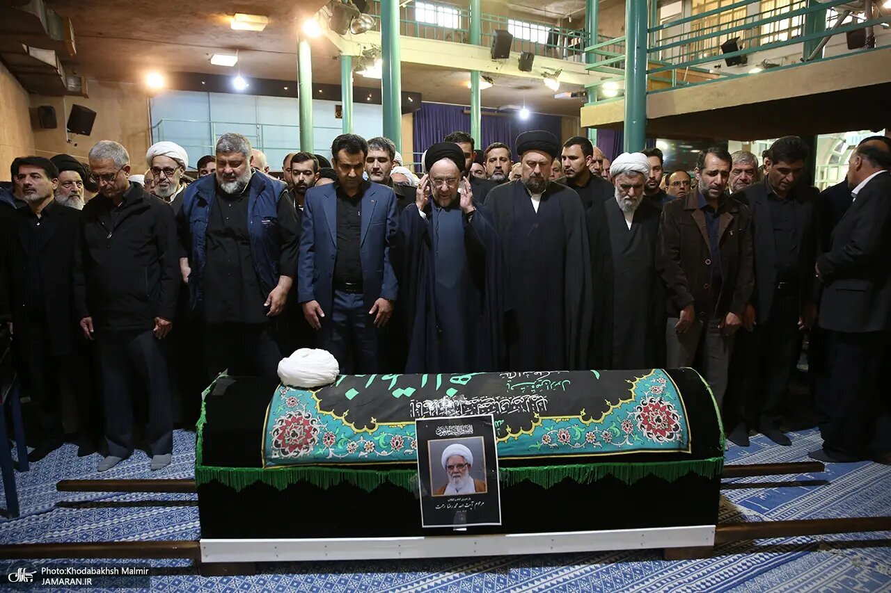 عکسی از اقامه نماز سیدمحمد خاتمی بر پیکر روحانی معروف / سیدحسن خمینی هم بود