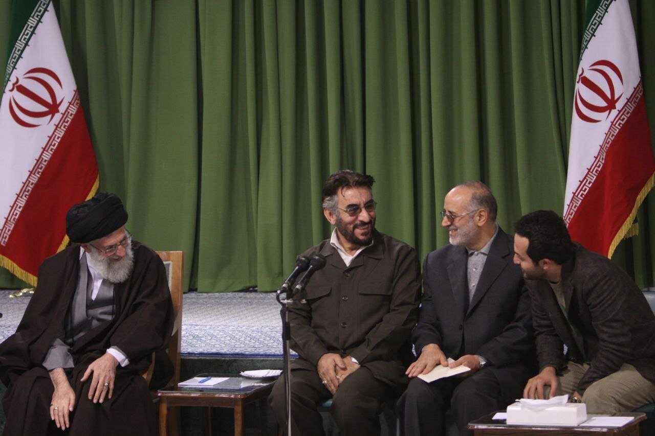 دیدار مهم بازیگران معروف با رهبر انقلاب/ وقتی آقای بازیگر پشت سری رهبری نماز خواند