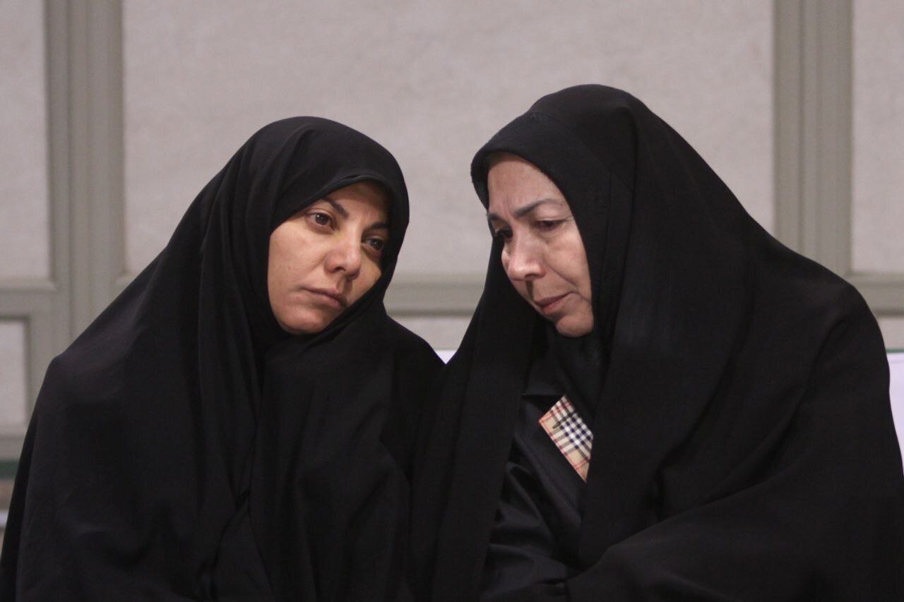 دیدار مهم بازیگران معروف با رهبر انقلاب/ وقتی آقای بازیگر پشت سری رهبری نماز خواند