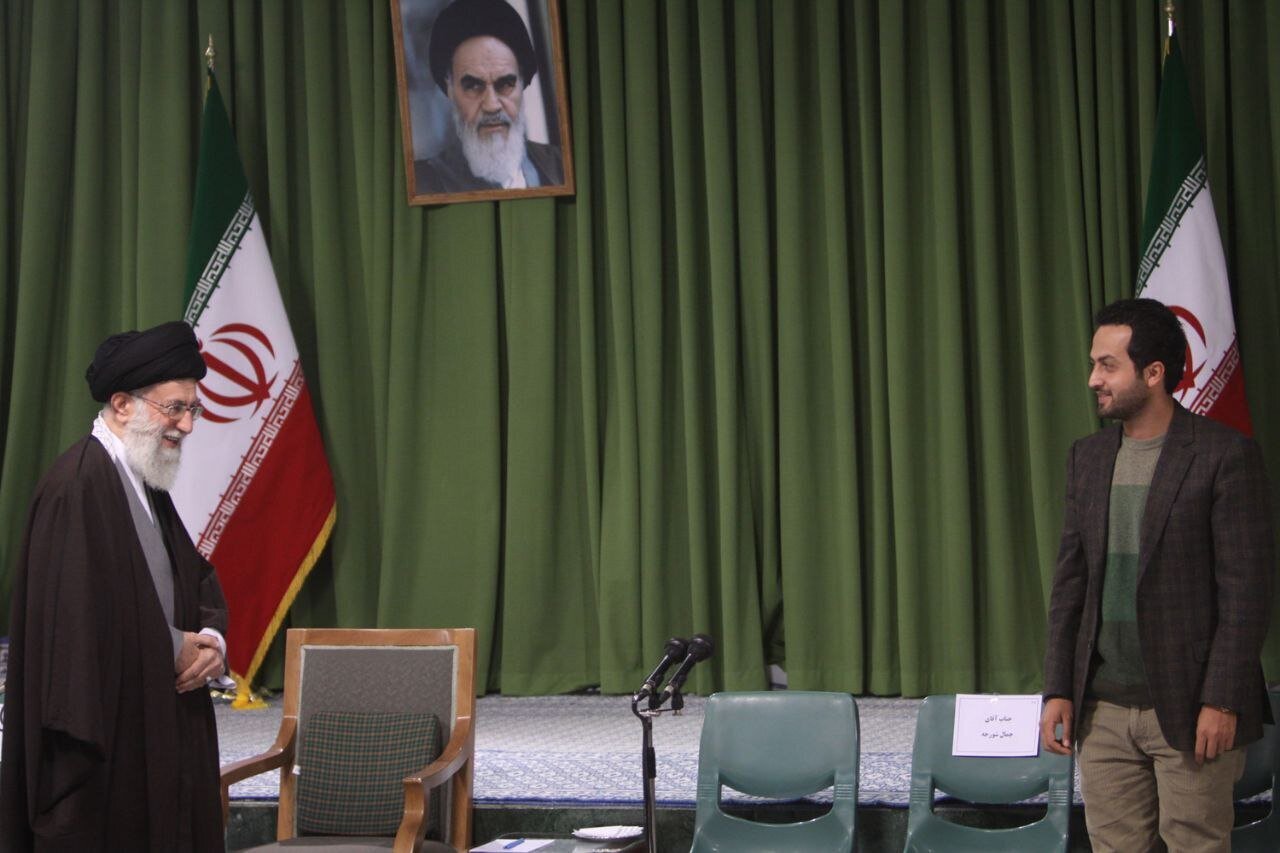 دیدار مهم بازیگران معروف با رهبر انقلاب/ وقتی آقای بازیگر پشت سری رهبری نماز خواند