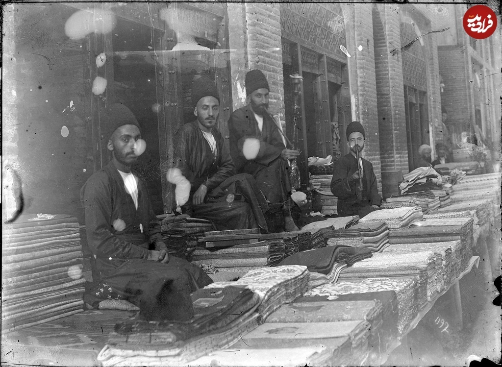 (عکس) سفر به عصر قاجار؛ گدای گاوسوار، حجره‌داران بازار و کارمندان قدیمی‌ترین بانک ایران