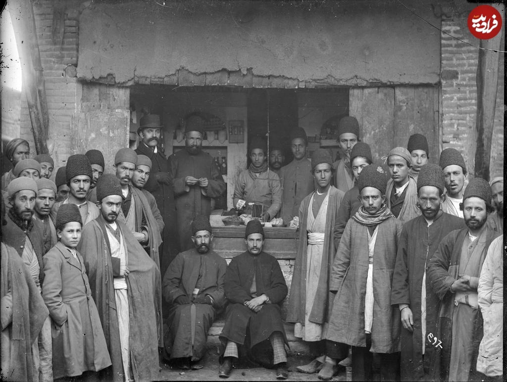 (عکس) سفر به عصر قاجار؛ گدای گاوسوار، حجره‌داران بازار و کارمندان قدیمی‌ترین بانک ایران