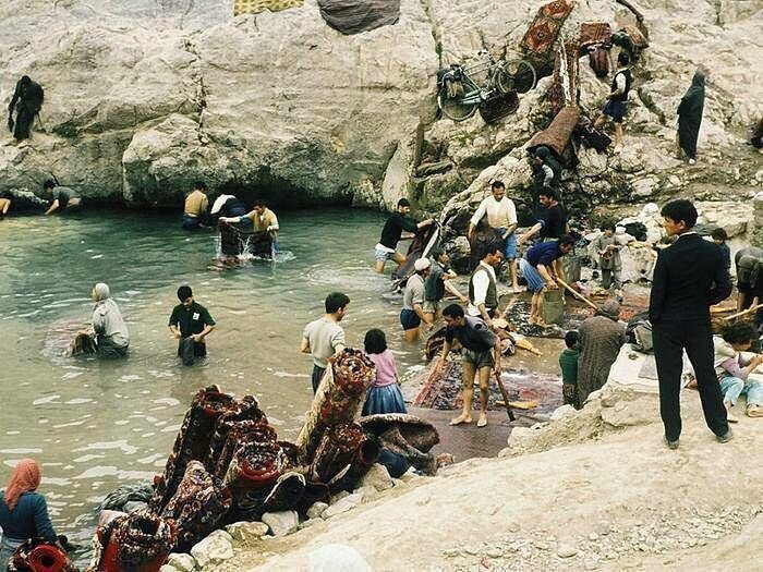 شستشوی فرش در آستانه نوروز در شهر ری ۵۰ سال پیش